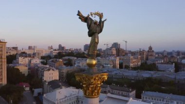 Kyiv, Ukrayna - 21.06.2019: Akşam Bağımsızlık Meydanı 'nın hava panoramik manzarası. Bağımsızlık abidesi ve şehir silüeti.