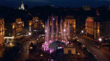 Kyiv, Ukrayna - 21.06.2019: Renkli fıskiyelerle aydınlanan Bağımsızlık Meydanı. Gece şehrin ışıkları.