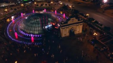 Kyiv, Ukrayna - 21.06.2019: Independence Meydanı 'ndaki gece ışıkları ve renkli müzik çeşmeleri. Yukarıdan Kiev 'in merkezi.