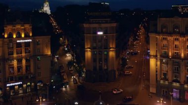 Kyiv, Ukrayna - 21.06.2019: Khreshhatyk Caddesi 'ndeki tarihi binalar, trafik ve yürüyen insanlar gece görüşü. Şehir merkezi ışıklarla, kentsel mimariyle ve işlek bir sokak atmosferiyle aydınlanır..