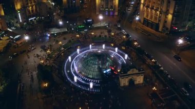 Kyiv, Ukrayna - 21.06.2019: Independence Meydanı ve Khreshhatyk Caddesi 'nin akşam üstü görüntüsü. Ukrayna 'nın başkenti.