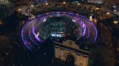 Kyiv, Ukrayna - 21.06.2019: Akşam Independence Meydanı 'ndaki renkli müzik çeşmelerinin üst görüntüsü. Meydan Nezalezhnosti ışıklarla aydınlandı.
