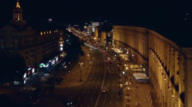 Kyiv, Ukrayna - 21.06.2019: Gece vakti ana cadde. Yukarıdan havadan panoramik görüntü. Güzel gece manzarası.
