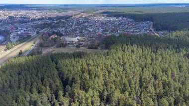 Pabrade kasabası ve çevresindeki ormanlar gökyüzü manzaralı demiryolu hatlarıyla. Litvanya, Avrupa.