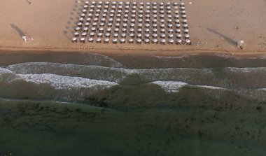 İHA görüntüsünden kumsalda altın saat. Hava fotoğrafçılığı.