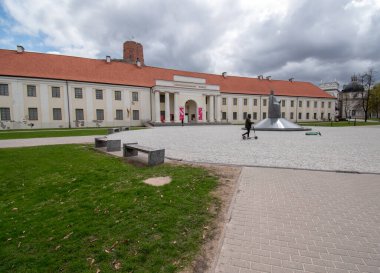 Litvanya Ulusal Müzesi 'nin önündeki meydan ve arkada Gediminas Kulesi.