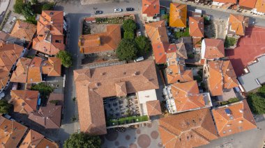 Üstten Görünüm döşemenin havadan görünümü eski park yeri, Karadeniz Sahil Bulgaristan, Unesco Dünya Mirası üzerinde antik kenti ve Nessebar çatılar