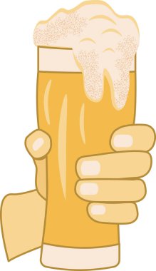 İnsan eli büyük köpüklü bira dolu bir bardak tutar.