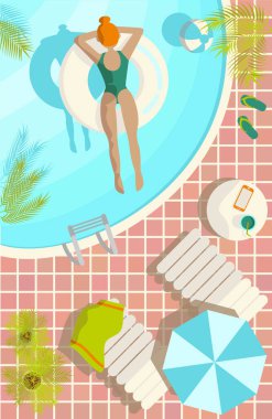 Yeşil mayo giymiş genç bir kadın dikdörtgen arka planda tropik bitkilerle çevrili bir havuzda güneşleniyor.