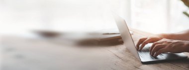 Laptop klavyesinde yazan kişi, dizüstü bilgisayarda çalışan iş adamı, iş arkadaşlarına mesaj yazıyor ve toplantıyı özetlemek için mali bilgi tablosu hazırlıyor..