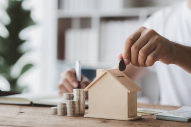 Bir kişi kişisel bir hesap yapıyor, tasarruf ve yatırım için etkin mali planlama için maaş, gelir ve harcamaları hesaplıyor. Kişisel gelir ve giderlerin hesaplanması kavramı.