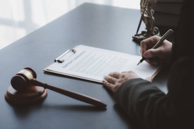 Müvekkillere ifade verecek avukat kavramları ve davalarda danışmanlık yapmak, hukuki yardım sağlamak, hukuku ve adaleti korumak, şeffaflıkla devam etmek, davaları mahkemede savunmak için avukatlar..