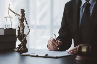 Müvekkillere ifade verecek avukat kavramları ve davalarda danışmanlık yapmak, hukuki yardım sağlamak, hukuku ve adaleti korumak, şeffaflıkla devam etmek, davaları mahkemede savunmak için avukatlar..