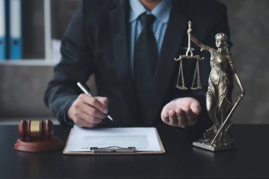 Müvekkillere ifade verecek avukat kavramları ve davalarda danışmanlık yapmak, hukuki yardım sağlamak, hukuku ve adaleti korumak, şeffaflıkla devam etmek, davaları mahkemede savunmak için avukatlar..