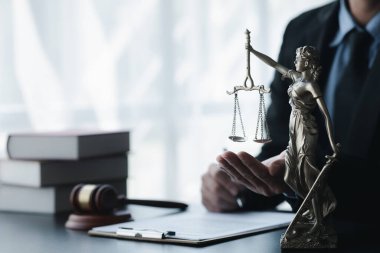 Müvekkillere ifade verecek avukat kavramları ve davalarda danışmanlık yapmak, hukuki yardım sağlamak, hukuku ve adaleti korumak, şeffaflıkla devam etmek, davaları mahkemede savunmak için avukatlar..