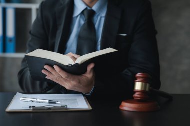 Müvekkillere ifade verecek avukat kavramları ve davalarda danışmanlık yapmak, hukuki yardım sağlamak, hukuku ve adaleti korumak, şeffaflıkla devam etmek, davaları mahkemede savunmak için avukatlar..