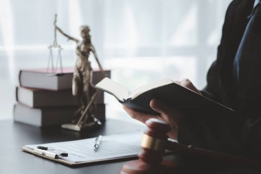 Müvekkillere ifade verecek avukat kavramları ve davalarda danışmanlık yapmak, hukuki yardım sağlamak, hukuku ve adaleti korumak, şeffaflıkla devam etmek, davaları mahkemede savunmak için avukatlar..