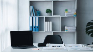 Şirket masası, boş bilgisayar ekranı, boş ofis, pazarlama çalışanlarının ofisindeki ofis odası, ofis ekipmanlarıyla dolu masa, pencere masası. Ofis masası yerleştirme fikirleri.