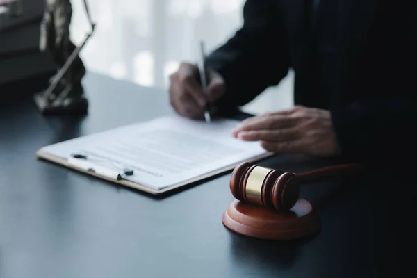 Müvekkillere Ifade Verecek Avukat Kavramları Davalarda Danışmanlık Yapmak Hukuki Yardım — Stok fotoğraf