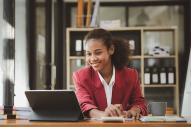 Amerikalı bir kadın bir girişim şirketinde çalışıyor, bir şirket çalışanı, genç nesil işletmeleri yeni nesil kavramı ile şirketi yönetiyor. Şirket yönetimi kavramı