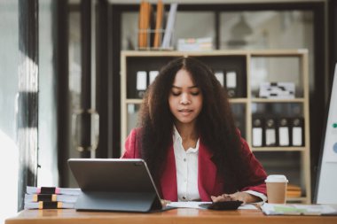 Amerikalı bir kadın bir girişim şirketinde çalışıyor, bir şirket çalışanı, genç nesil işletmeleri yeni nesil kavramı ile şirketi yönetiyor. Şirket yönetimi kavramı