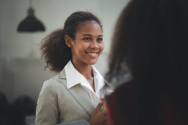 İki Amerikalı kadın yeni açılan bir şirketin ofisinde birlikte çalışıyorlar. Ortak bir bölümde beyin fırtınası ve planlama toplantısı yapıyorlar. Başlarında da kadınlar var. Kadın işi kavramı.