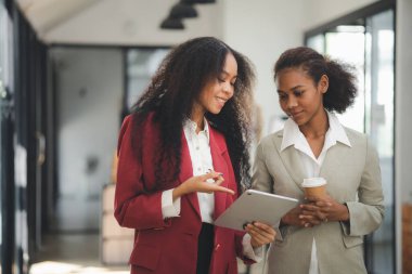 İki Amerikalı kadın yeni açılan bir şirketin ofisinde birlikte çalışıyorlar. Ortak bir bölümde beyin fırtınası ve planlama toplantısı yapıyorlar. Başlarında da kadınlar var. Kadın işi kavramı.