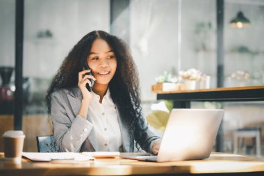 Ofiste telefonda oturan Amerikalı bir kadın, bir şirket çalışanı, yeni nesil konseptiyle şirketi genç nesil operasyonları yönetiyor. Şirket yönetimi kavramı