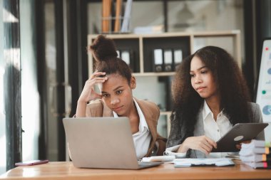 İki Amerikalı kadın yeni açılan bir şirketin ofisinde birlikte çalışıyorlar. Ortak bir bölümde beyin fırtınası ve planlama toplantısı yapıyorlar. Başlarında da kadınlar var. Kadın işi kavramı.