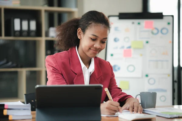 stock image American woman sits in the office of a startup company, she is a company employee, young generation operations run the company with the concept of the new generation. Company management concept