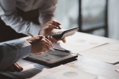 İki işadamının bir pazarlama planı üzerinde fikir alışverişinde bulunması ve satışları analiz ederek şirketin satışlarını artıracak stratejiler bulması. İş yönetimi kavramı.