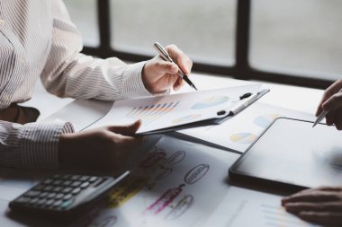 Satış departmanı bunu bölüm müdürüne götürmek için aylık bir toplantı yapıyor. Müdüre götürmeden önce hazırlanan belgelerin doğruluğunu kontrol ediyorlar.