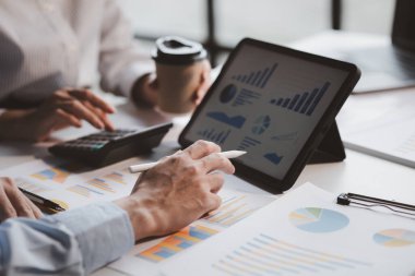 İki işadamının bir pazarlama planı üzerinde fikir alışverişinde bulunması ve satışları analiz ederek şirketin satışlarını artıracak stratejiler bulması. İş yönetimi kavramı.