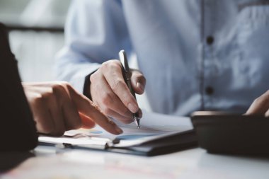 Satış departmanı bunu bölüm müdürüne götürmek için aylık bir toplantı yapıyor. Müdüre götürmeden önce hazırlanan belgelerin doğruluğunu kontrol ediyorlar.