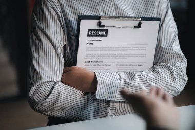 İK, iş başvurusunda bulunanların özgeçmişlerini inceliyor, özgeçmişleri iş başvurusu için önemli belgeler. Özgeçmiş, eğitim geçmişi, eğitim, yetenek, iş becerileri vs. içermelidir.