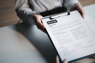 İK, iş başvurusunda bulunanların özgeçmişlerini inceliyor, özgeçmişleri iş başvurusu için önemli belgeler. Özgeçmiş, eğitim geçmişi, eğitim, yetenek, iş becerileri vs. içermelidir.