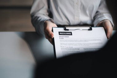 İK, iş başvurusunda bulunanların özgeçmişlerini inceliyor, özgeçmişleri iş başvurusu için önemli belgeler. Özgeçmiş, eğitim geçmişi, eğitim, yetenek, iş becerileri vs. içermelidir.
