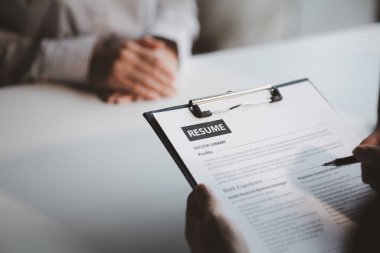 İK, iş başvurusunda bulunanların özgeçmişlerini inceliyor, özgeçmişleri iş başvurusu için önemli belgeler. Özgeçmiş, eğitim geçmişi, eğitim, yetenek, iş becerileri vs. içermelidir.