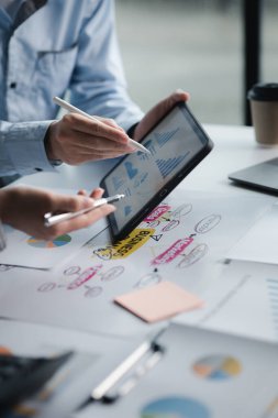 İki işadamının bir pazarlama planı üzerinde fikir alışverişinde bulunması ve satışları analiz ederek şirketin satışlarını artıracak stratejiler bulması. İş yönetimi kavramı.