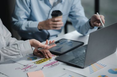 Satış departmanı bunu bölüm müdürüne götürmek için aylık bir toplantı yapıyor. Müdüre götürmeden önce hazırlanan belgelerin doğruluğunu kontrol ediyorlar.