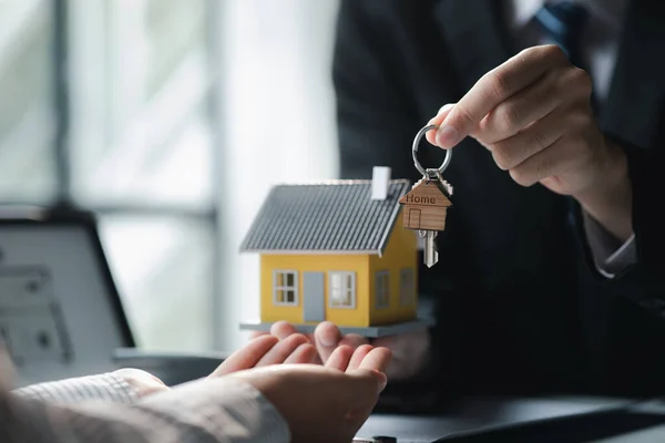 Salesperson Housing Estate Project Preparing Verifying Contract Sale Customer Who — Fotografia de Stock