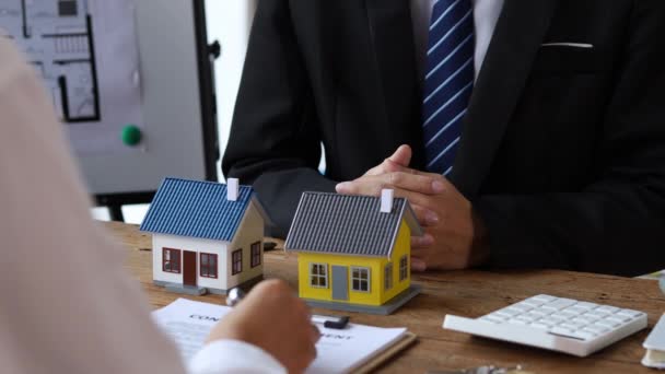 Real Estate Agents Explain Models Housing Estates Projects Elaborate Clients — Vídeos de Stock