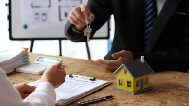 Real Estate Agents Explain Models Housing Estates Projects Elaborate Clients — Vídeo de Stock