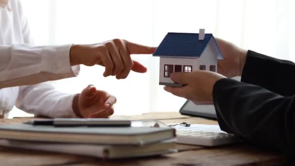 Salesperson Housing Estate Project Preparing Verifying Contract Sale Customer Who — Vídeos de Stock