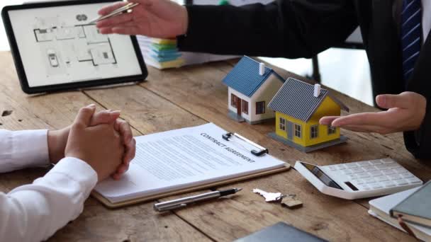 부동산 중개업자들은 주택의 모형을 고객들에게 상세하게 설명하고 구매력에 정보를 설명하고 — 비디오