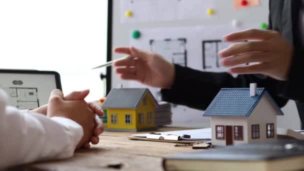 Real Estate Agents Explain Models Housing Estates Projects Elaborate Clients — Stockvideo