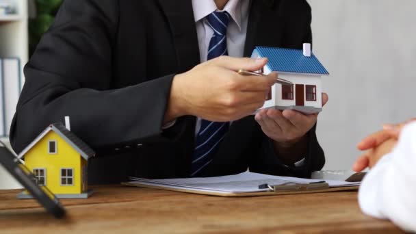 Real Estate Agents Explain Models Housing Estates Projects Elaborate Clients — Vídeos de Stock