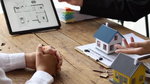 Salesperson Housing Estate Project Preparing Verifying Contract Sale Customer Who — Vídeos de Stock