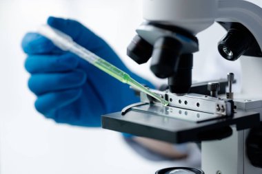 Laboratuvar asistanı, tıp bilimcisi, kimya araştırmacısı kan örneğinde cam bir tüp tutuyor, kimyasal bir deney yapıyor ve hastanın kan örneğini inceliyor. Tıp ve araştırma konsepti.