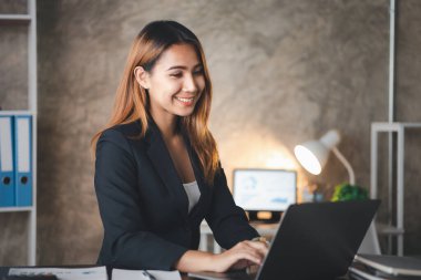 Ofiste çalışan Asyalı kadınlar, işletme yöneticisi olarak genç Asyalı iş kadınları, kurucu ve işletme yöneticileri, genç kadın iş adamları. Girişim iş konsepti.